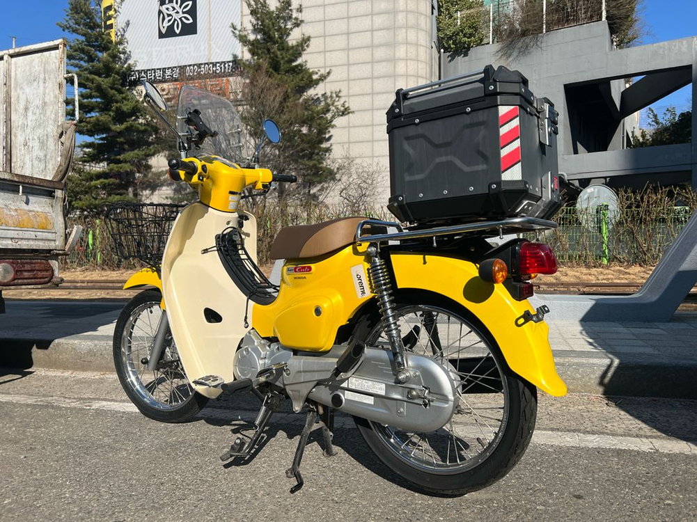 20년식 혼다 슈퍼커브 노랑 45xxkm 튜닝 다수(스포크 휠,탑박스) 이미지