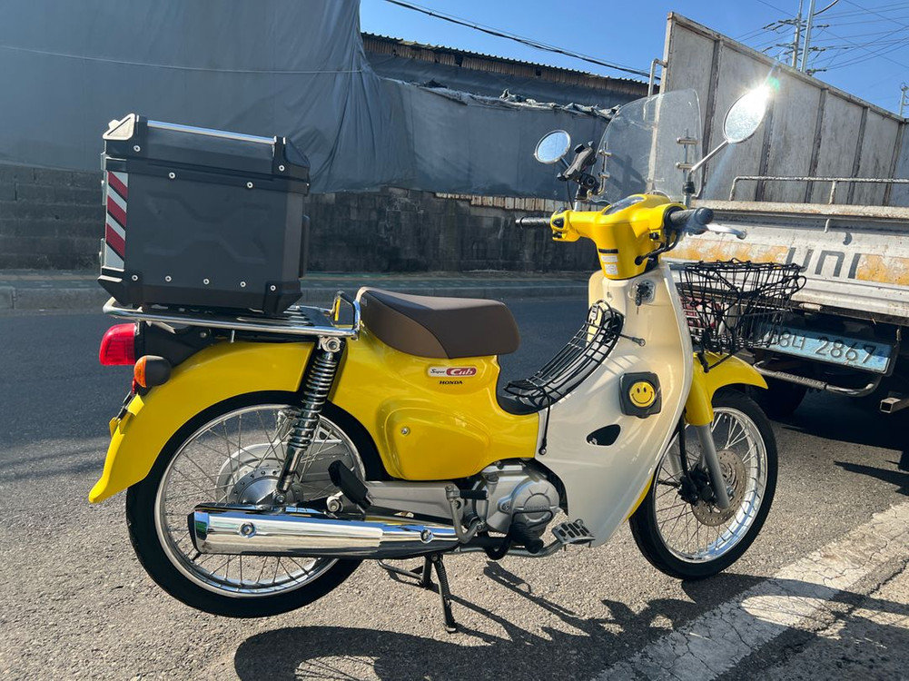 20년식 혼다 슈퍼커브 노랑 45xxkm 튜닝 다수(스포크 휠,탑박스) 이미지