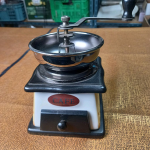 독일제 수동 커피 그라인더 이미지