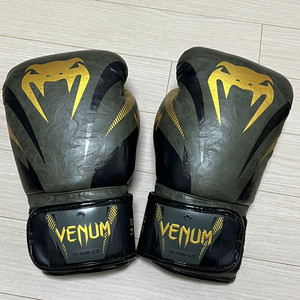 베넘 14온스 글러브판매합니다. 이미지