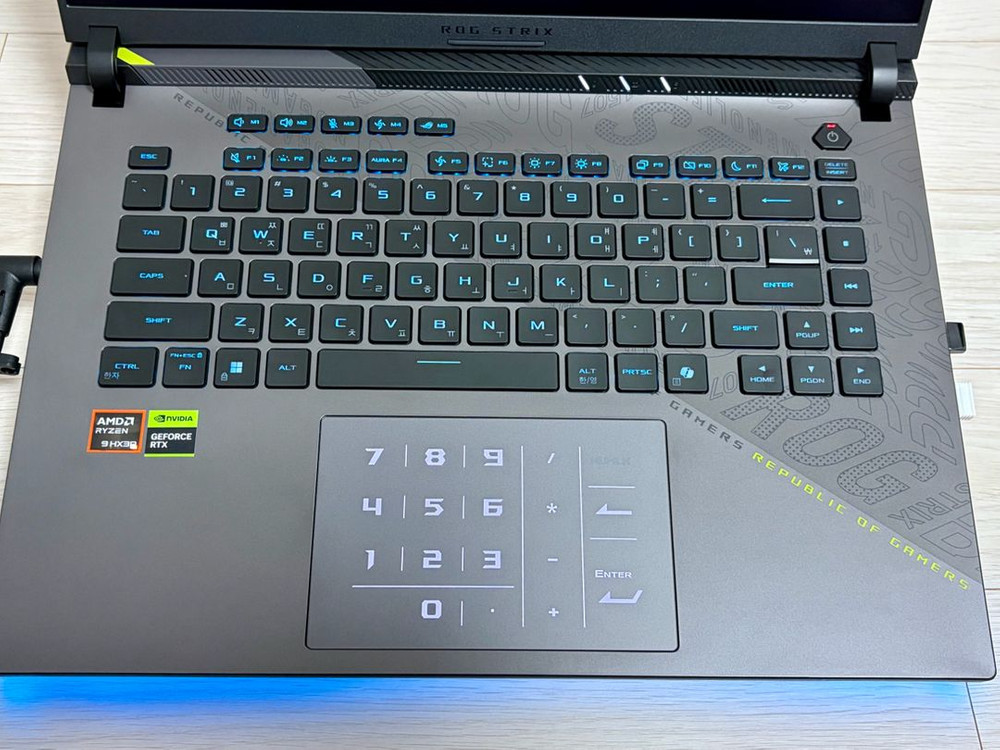 ASUS Rog strix g16 32g 3테라ssd 9955hx3d 5070ti 게이밍 노트북 이미지