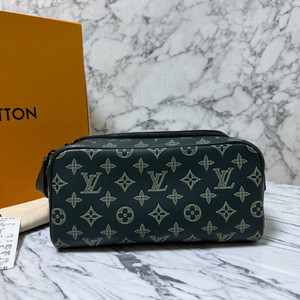 루이비통 이클립스 쉐도우 돕키트 파우치 클러치 이미지