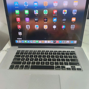 맥북프로 15.6인치 입니다