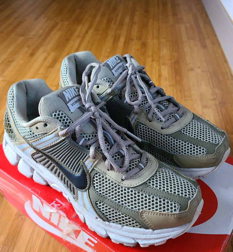 나이키 줌보메로5 올리브 카키 255 이미지