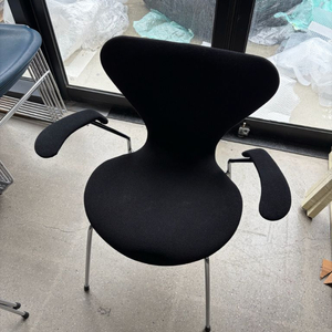 프리츠한센 세븐체어 3207 암체어 모델 이미지