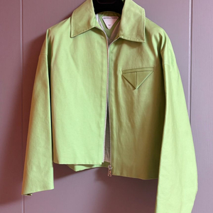 보테가베네타 코튼 트윌자켓 연두색 (36사이즈) 판매합니다.