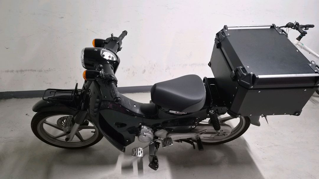 슈퍼커브 23년식 5300키로 팝니다--2