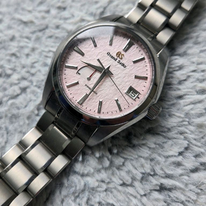 그랜드세이코 한정판 핑크송이 sbga497 이미지