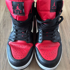 나이키 조던 1 미드 블랙 파이어 레드