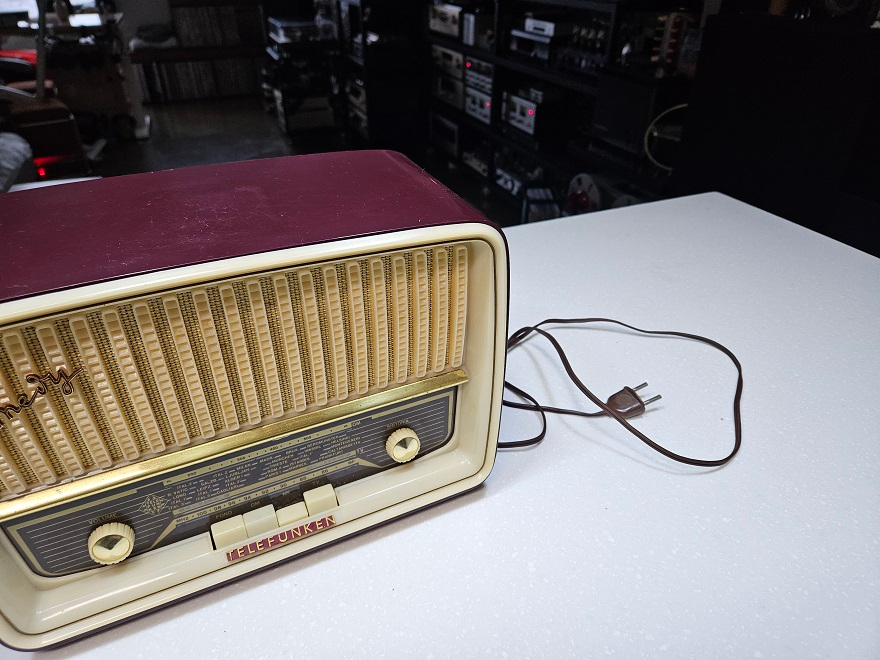 텔레풍켄 Medy R. 266 진공관 라디오 입니다.--1