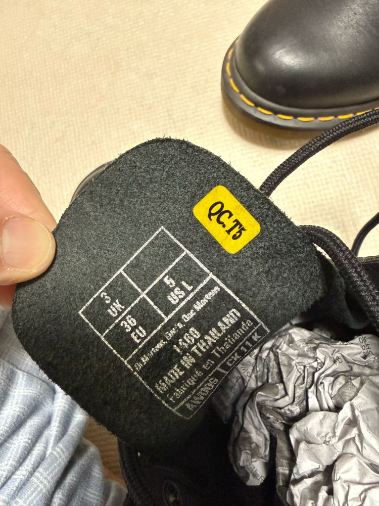 닥터마틴 8홀부츠 이미지