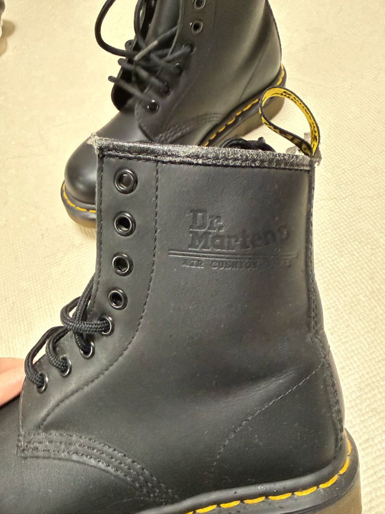 닥터마틴 8홀부츠 이미지