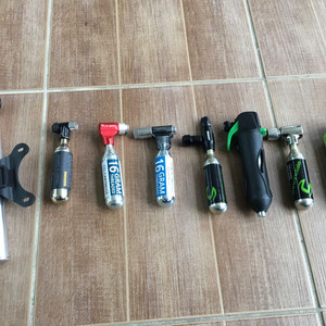 자전거용. 휴대용 CO2펌프. 휴대펌프. 개당 5천원~9천원 정도에 팝니다.