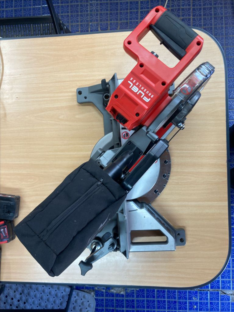 밀워키 M18 FMS190 슬라이딩 각도 절단기 세트 이미지