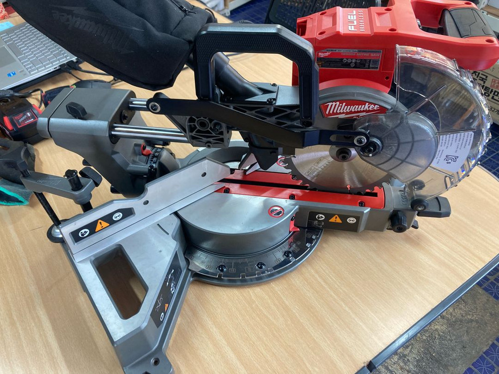 밀워키 M18 FMS190 슬라이딩 각도 절단기 세트 이미지