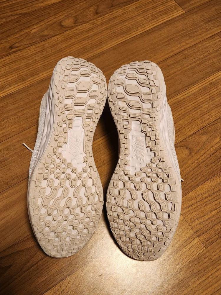 나이키 레볼루션 화이트--1