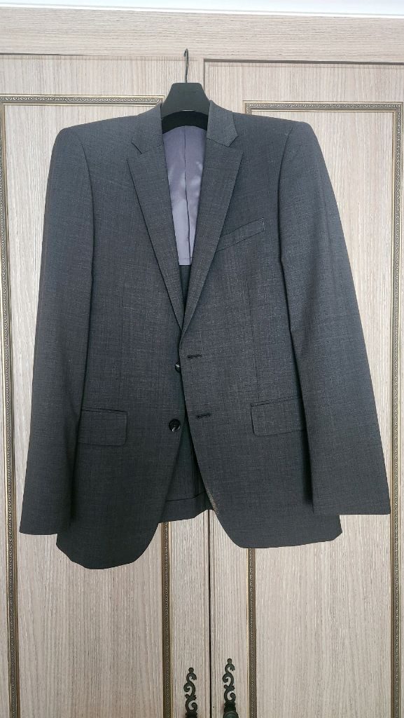 지이크 다크그레이 정장 셋업입니다.--1