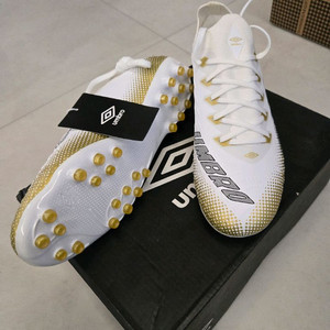 엄브로 축구화 새상품 240 이미지