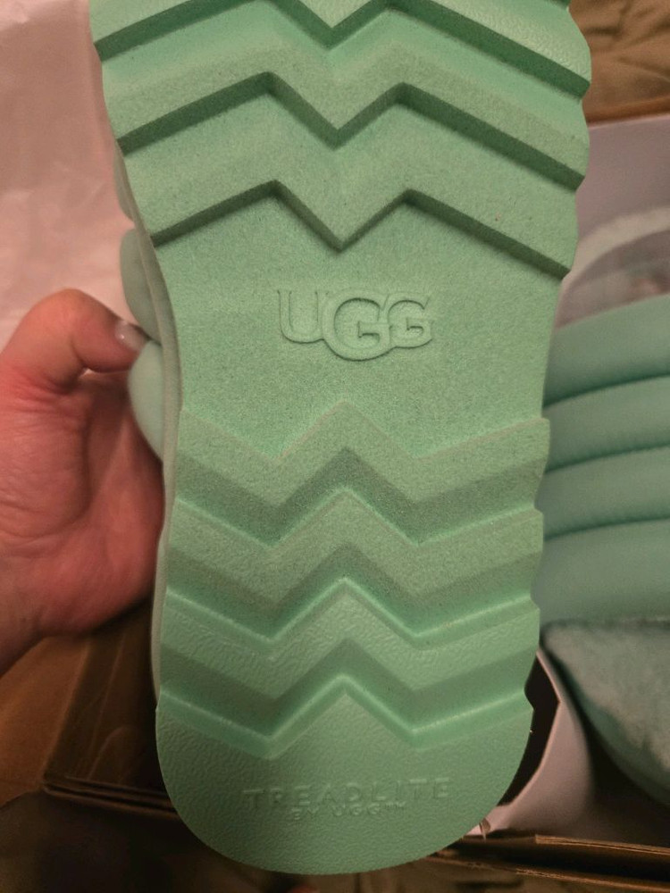 UGG 패딩폼 슬라이드 (맥시 슬라이드) 사이즈6(230) 이미지