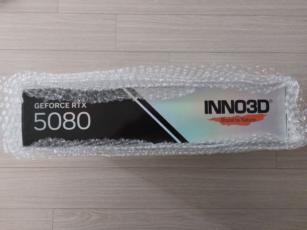 RTX 5080 화이트 그래픽카드 미개봉 새상품 이미지