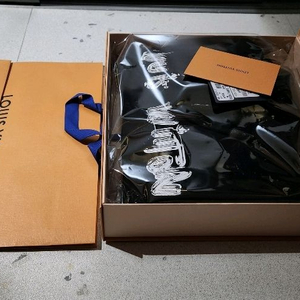 루이비통 그래픽 후드티 이미지