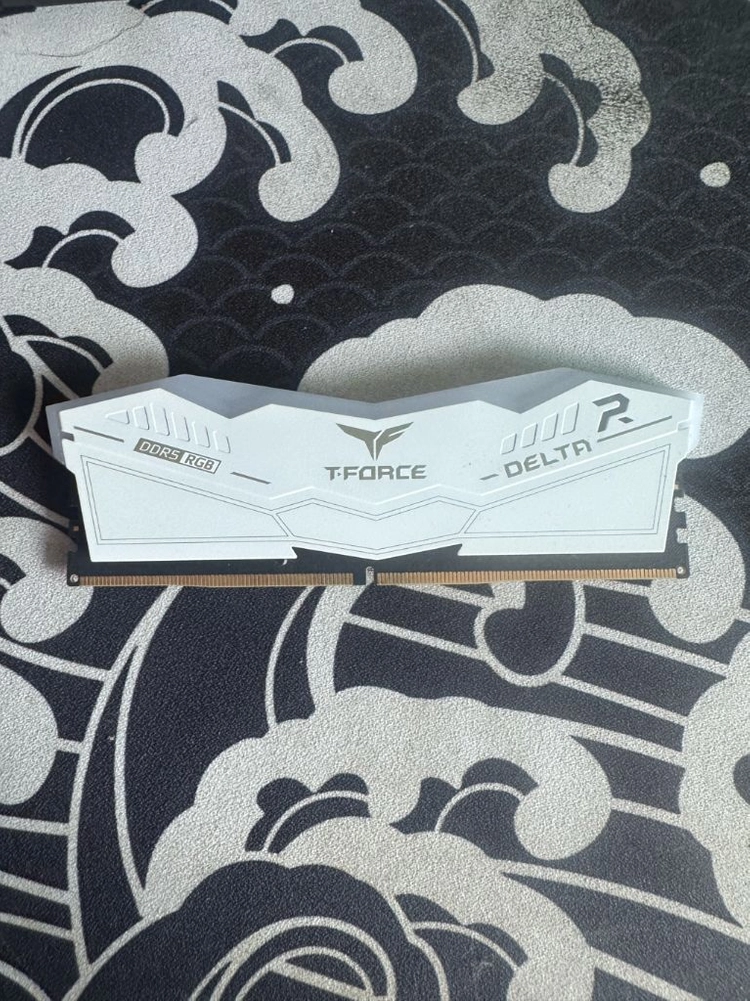 TeamGroup T-Force DDR5-7200 CL34 Delta RGB 화이트 - 안심되는 중고거래