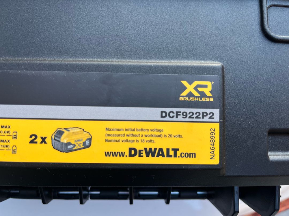 디월트 충전임팩 이미지