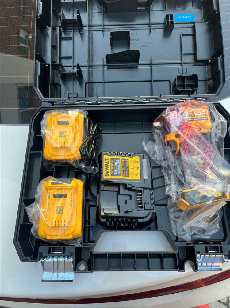 디월트 충전임팩 이미지