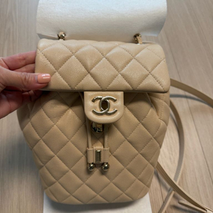 샤넬 클래식 캐비어 어반스피릿 스몰백팩 베이지