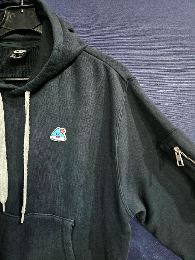 나이키 자수로고 블랙차콜 남성 105 포켓 후드티 이미지