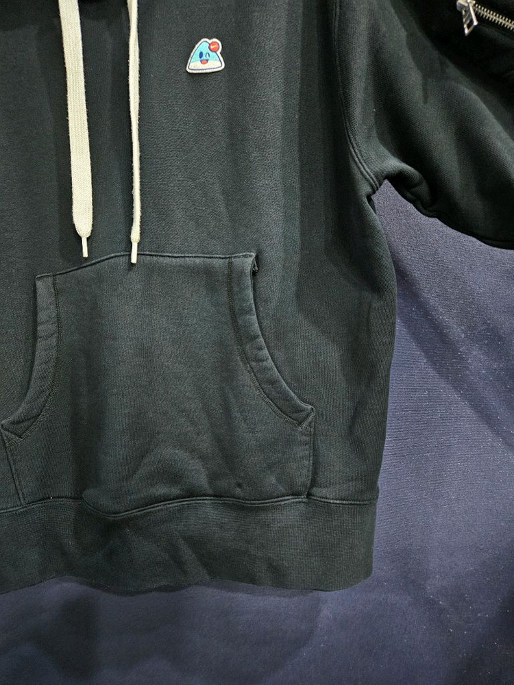 나이키 자수로고 블랙차콜 남성 105 포켓 후드티 이미지