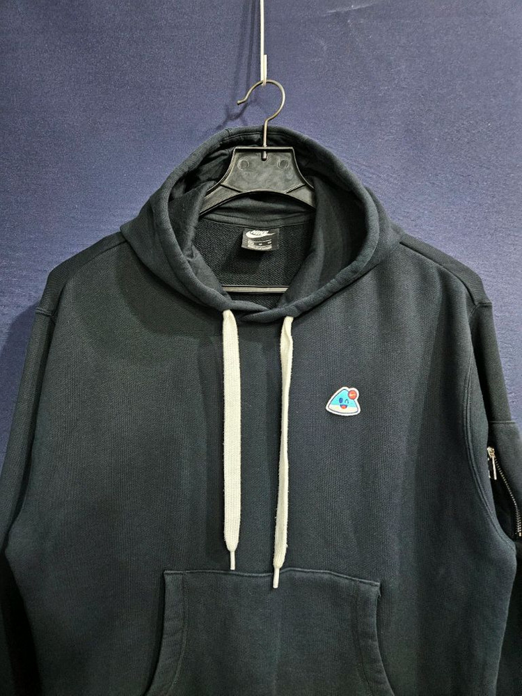 나이키 자수로고 블랙차콜 남성 105 포켓 후드티 이미지