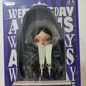 새상품/정가이하)스컬판다 x 웬즈데이 키링 판매