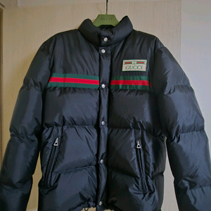 구찌 가슴 로고 테크니컬 다운 패딩 블랙 50사이즈 100에서 105 사이즈 팝니다 이미지