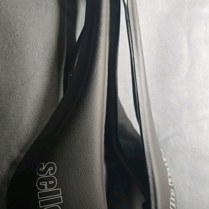 셀레 자전거 풀 카본 안장 판매합니다~ 이미지