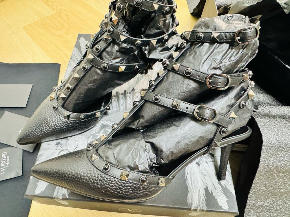 [정품] 발렌티노 가라바니 락스터드 앤 노아(NOIR) 펌프스 힐 245~250mm 이미지