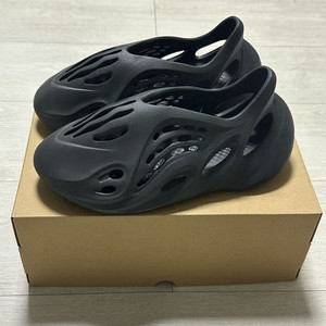 아디다스 이지 폼 러너 오닉스 255