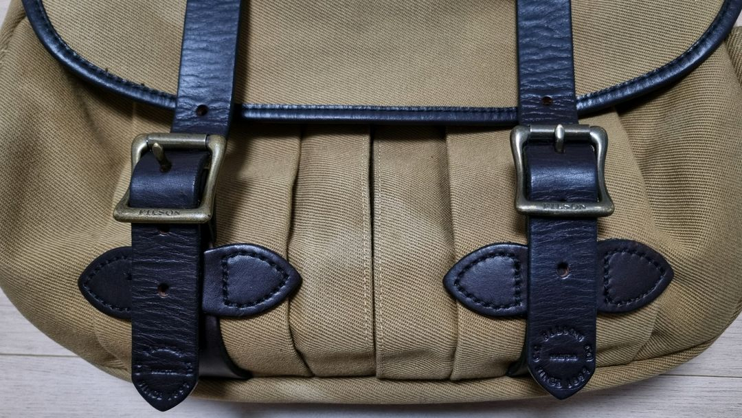 [FILSON] 필슨 미디움 필드백 TAN 이미지