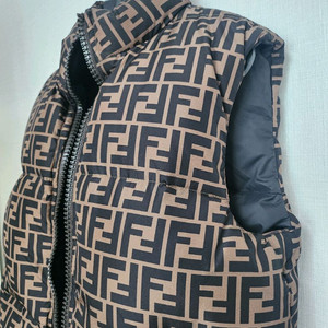 200만원대) 공용 펜디 키즈 10A 양면 패딩 조끼