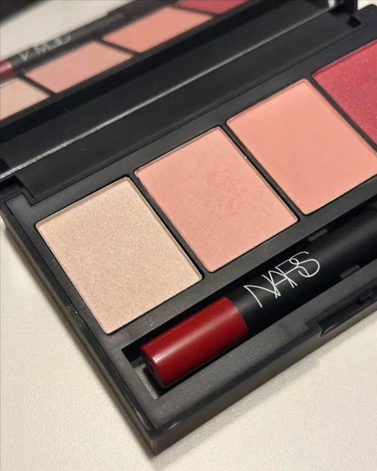 나스 홀리데이 사라문 치크 앤 립 팔레트 트루스토리 정가 83000원--2