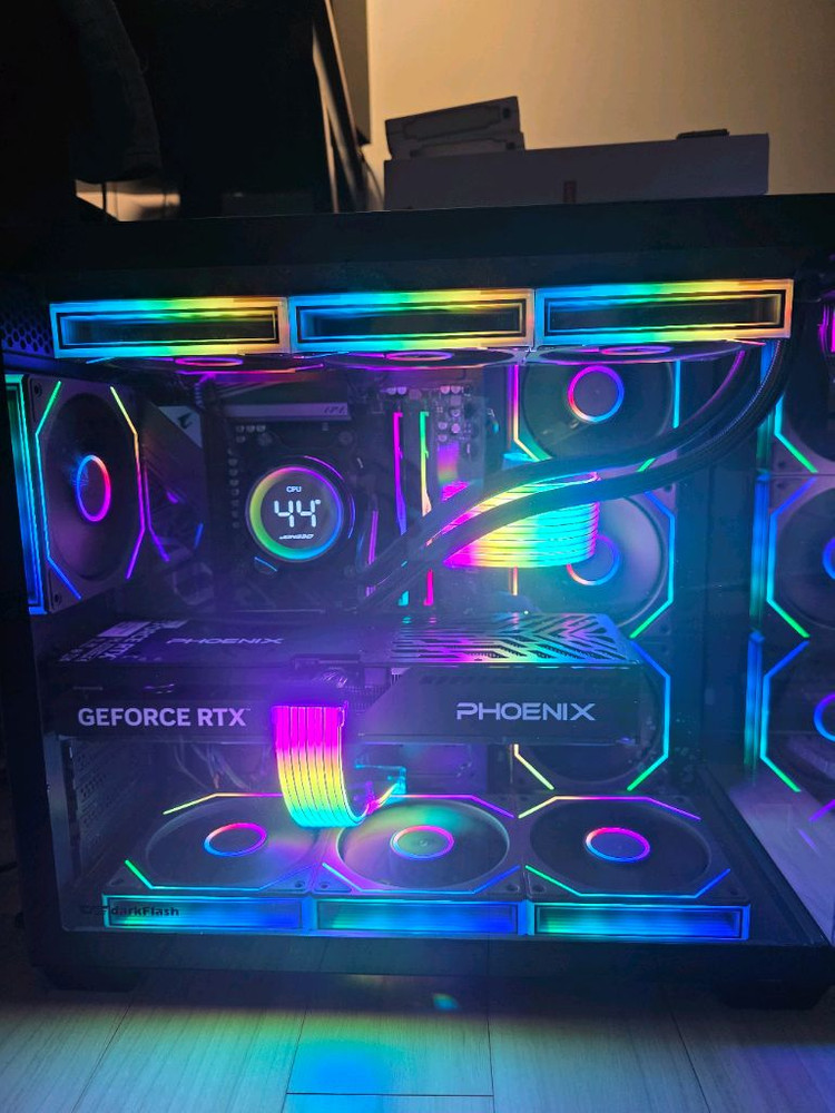 라이젠7 9800X3D RTX5070TI 신품PC 본체 팝니다--1