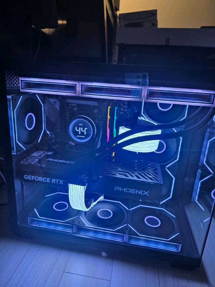 라이젠7 9800X3D RTX5070TI 고사양본체 팝니다--2