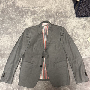 톰브라운 그레이 수트 2, 1