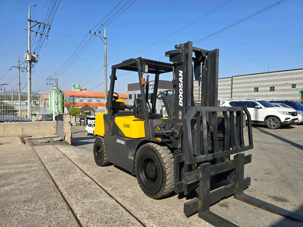 두산 3.5톤 중고지게차 힌지드 흰지드 바가지 디젤지게차 1050만원에 팝니다. 이미지