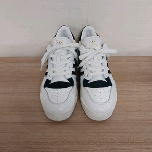 남성 아디다스 라이벌리 86 로우 가죽 스니커즈, 운동화 (255)