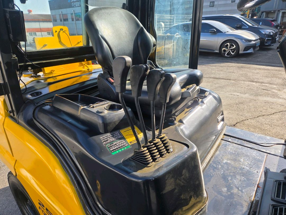 현대 2.5톤 14년식 반캐빈 쉬프트 디젤지게차 중고지게차 1600만원 싸게 팝니다. 이미지