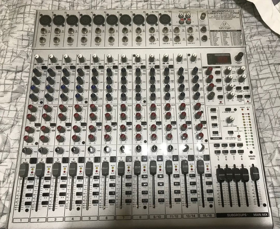 Behringer UB2442FX-PRO 믹서 이미지