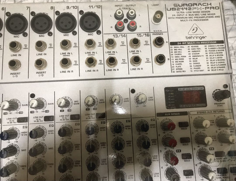 Behringer UB2442FX-PRO 믹서 이미지