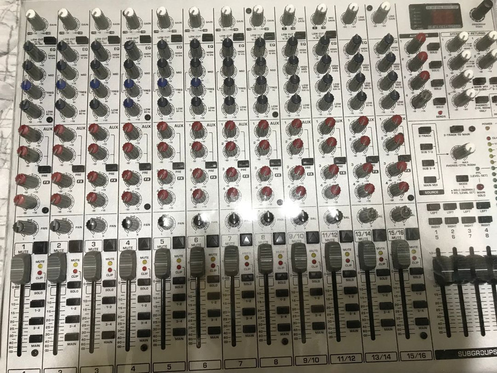 Behringer UB2442FX-PRO 믹서 이미지