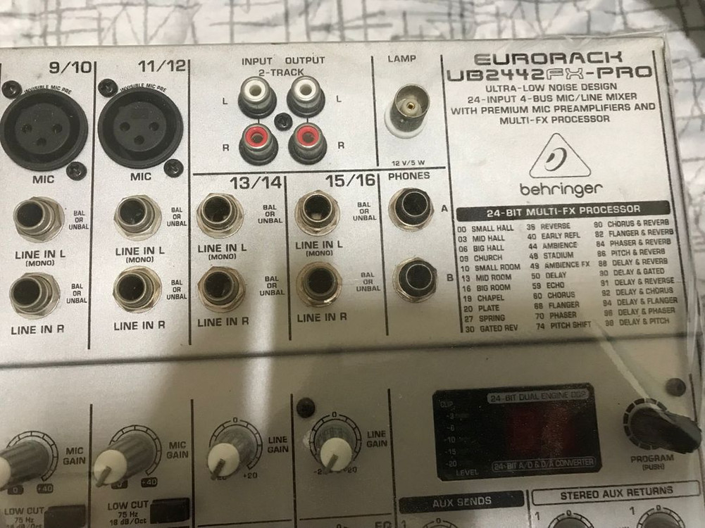 Behringer UB2442FX-PRO 믹서 이미지